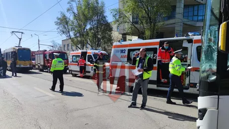 Accident rutier cu victime în municipiul Iași. Sunt implicate un autobuz și un autoturism - FOTOVIDEO UPDATE