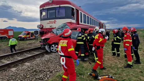 Accident feroviar în Brașov. Două persoane au fost rănite după ce mașina în care se aflau a fost lovită de tren