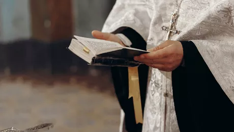 Un preot și mai mulți credincioși au bătut un soldat ucrainean în biserică - VIDEO