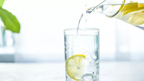 De ce să bei apă cu lămâie dimineața Descoperă cele 10 beneficii uimitoare
