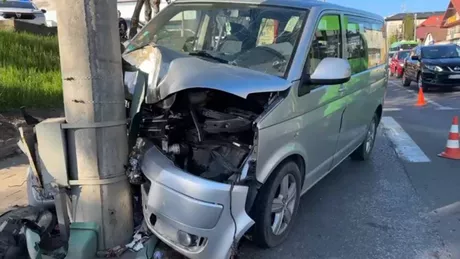Accident rutier la Suceava Patru copii și o femeie răniți după ce un microbuz a intrat într-un stâlp