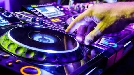 Un cunoscut DJ s-a aruncat de la etajul 4 al blocului din Piatra Neamţ în care locuia. Poliția a deschis o anchetă