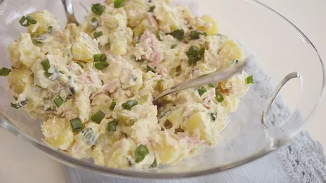 Salata de cartofi cu maioneză. Un preparat clasic reconfortant și delicios