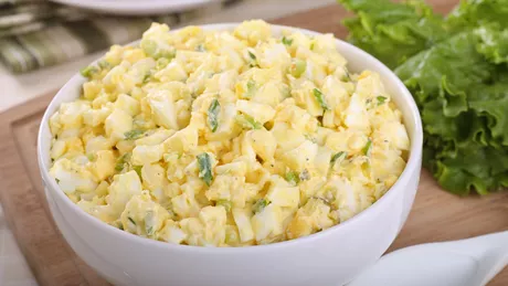 Salată de ouă fierte. Cum să obții un gust catifelat și untos al felului de mâncare
