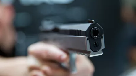 Bărbatul de 50 de ani care a împuşcat un tânăr în Vama Veche susţine că pistolul s-ar fi descărcat accidental