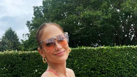 Jennifer Lopez răvășitoare în costum de baie la 53 de ani. Ultima fotografie i-a lăsat muți pe fani