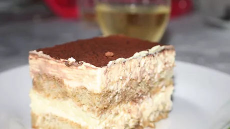 Rețetă tiramisu cu mascarpone și frișcă fără ouă. Un desert delicios de se topește în gură