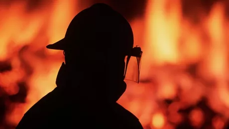 Incendiu în municipiul Iaşi. Un autoturism a fost cuprins de flăcări