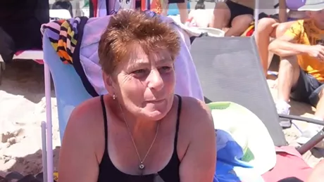 La ce soluție a recurs o pensionară pentru a nu închiria șezlong pe plajă. Ce prețuri se practică pe litoral