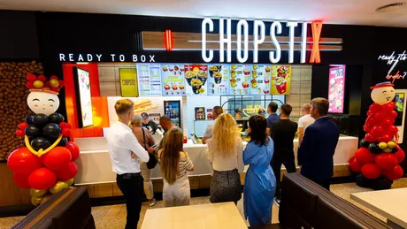 Renumitul lanț de restaurante CHOPSTIX a deschis la Iulius Mall prima sa locație din Iași. Bucură-te de savoarea specialităților asiatice  