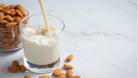Consumi des lapte de migdale Iată 5 pași pentru a prepara o variantă sănătoasă acasă