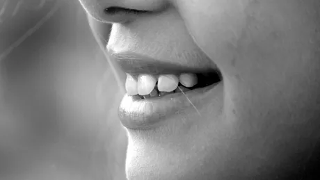 Cinci Modalități de a Avea Grijă de Dinții Tăi Acasă și în Viața de Zi cu Zi
