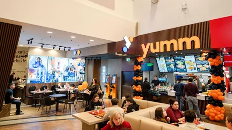 Restaurantul  yumm propune savori culinare. Descoperă și tu meniul unde vedeta este puiul crispy din foodcourt-ul Palas