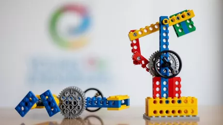 Cei mici sunt așteptați la Iulius Mall Cluj să creeze spinnere și carusele din piese LEGO folosind conceptul STEM