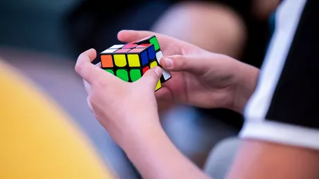 Pasionat de rezolvarea cubului Rubik Vino la Iulius Mall la o competiţie de speedcubing