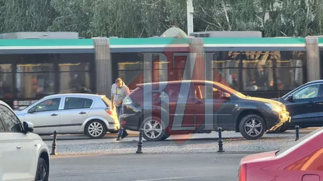 Accident rutier în Piața Unirii Două mașini au intrat în coliziune după ce un șofer nu a acordat prioritate - FOTO VIDEO EXCLUSIV