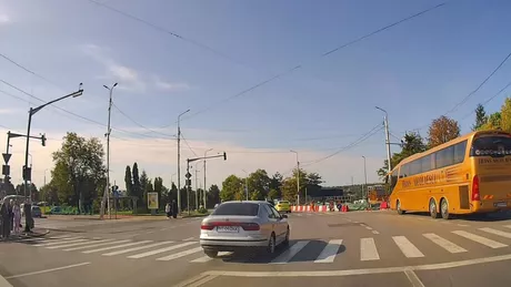 Nesimțire și inconștiență fără limite Șofer vitezoman trece pe roșu la semafor în centrul Iașului - VIDEO