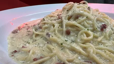 Paste carbonara cu smântână și bacon. O variantă mult mai cremoasă a celebrei rețete