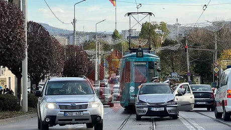 Accident rutier pe strada Palat. Două autoturisme au intrat în coliziune - FOTO