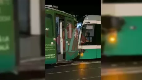 Noaptea minții la Iași Două tramvaie s-au izbit frontal. Imagini incredibile - EXCLUSIV VIDEO