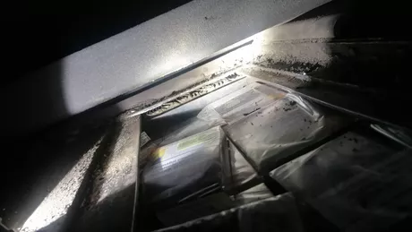 Zeci de mii de țigări de contrabandă ascunse în sistemul de aer condiționat al unui vagon de tren ce circula pe ruta Chișinău - Iași - București - VIDEO