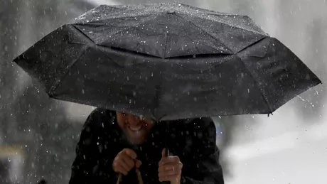Ciclonul care aduce iarna a sosit în România ploaie ninsoare și vânt puternic în acest weekend