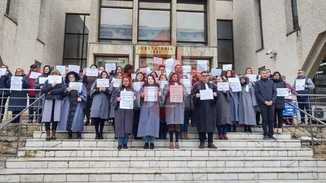 Protest la Iași Zeci de grefieri și judecători au ieșit din nou în stradă - FOTO