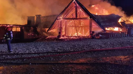 Incendiu masiv la o pensiune din Prahova. Patru adulți și un copil au murit carbonizați. A fost activat Planul Roșu de Intervenție - FOTO VIDEO UPDATE