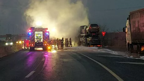 Incendiu în Prahova. Un camion încărcat cu autoturisme a luat foc - VIDEO