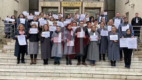 Un nou protest la Iași Magistrații de la Judecătoria Iași au ieșit în stradă - GALERIE FOTO VIDEO