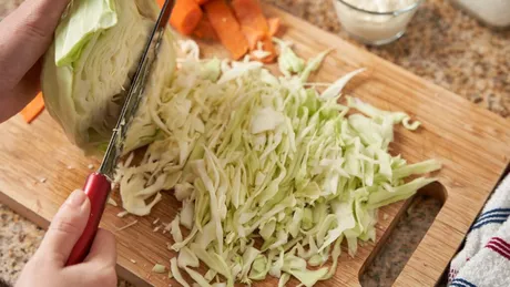Salată de varză albă. Garnitura perfectă pentru o friptură fragedă și gustoasă