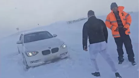 Un șofer teribilist s-a aventurat pe un drum din Transalpina. Bărbatul a cerut ajutorul drumarilor și jandarmeriei - FOTO