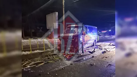 Accident rutier grav în zona Pasajului Octav Băncilă. O persoană a fost rănită după ce șoferul unui autoturism a intrat în stația de tramvai - EXCLUSIV FOTO