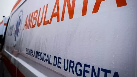 O ambulanţă care transporta pacienţi s-a răsturnat în Argeş