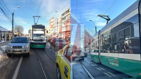 Bizoni în trafic Circulația tramvaielor blocată la Piața Chirilă din cauza unui autoturism parcat neregulamentar - FOTO UPDATE