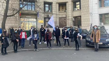 Protest al elevilor în fața Ministerului Educației. Copiii cer demisia ministrului Deca după pierderea dreptului de transport gratuit la școală
