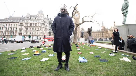 Actorul Idris Elba inițiază o campanie din cauza unui fenomen ciudat apărut în Marea Britanie Tot mai mulți tineri sunt uciși cu macete și cuțite zombie