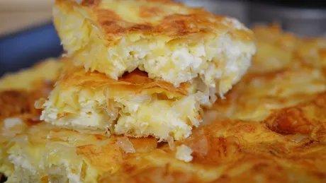Plăcintă cu iaurt și brânză. Un desert care îți va aminti de copilărie și de rețeta bunicii