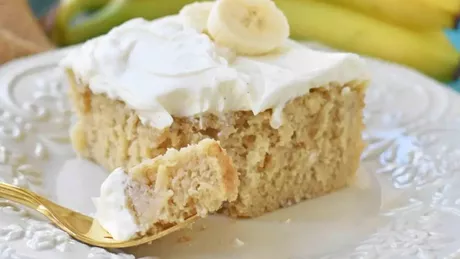 Prăjitură cu banană și iaurt. Un desert cremos gustos și sănătos