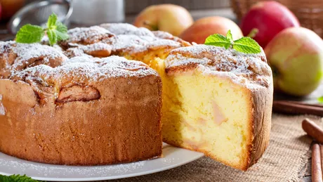 Cea mai bună prăjitură cu mere și blat de pandișpan. Cum să pregătești acasă un desert care îți va aminti de copilărie