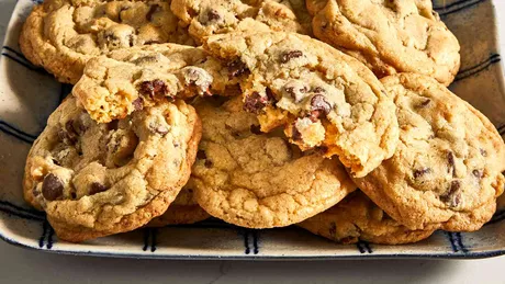 Rețetă cookies americane cu fulgi de ciocolată. Trucuri pentru fursecuri perfecte