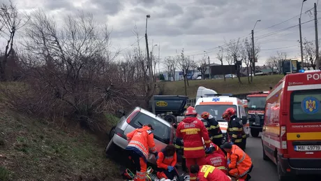 Accident rutier în Piatra Neamț. Un autoturism a părăsit partea carosabilă - VIDEO
