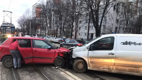 Accident rutier în Tătăraşi. Coliziunea dintre două autoturisme a blocat circulaţia tramvaielor - VIDEO