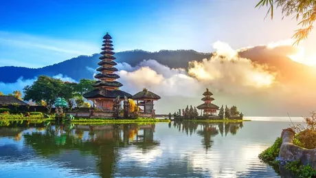 Bali introduce o taxă obligatorie pentru turiștii străini care vor să viziteze insula