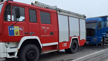 Incendiu în localitatea Halceni pe DJ282. Un autocamion încărcat cu cherestea a luat foc