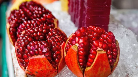 Beneficiile rodiei pentru sănătate. Un fruct bogat în fibre și antioxidanți care poate combate multe boli grave