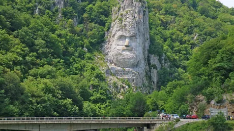 Când a fost construită statuia lui Decebal și unde se află