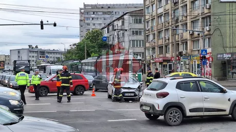 Accident rutier în municipiul Iași Două autoturisme au intrat în coliziune - EXCLUSIV FOTO UPDATE