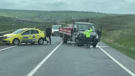 Accident rutier pe Centura Iașului. Un taxi și o camionetă s-au izbit