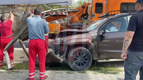 Accident rutier în Tudor Vladimirescu. O mașină a fost proiectată într-o stație de tramvai - FOTO VIDEO UPDATE